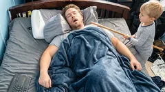 Spíte málo cez týždeň a „dospávate“ cez víkend? Toto sa deje s telom